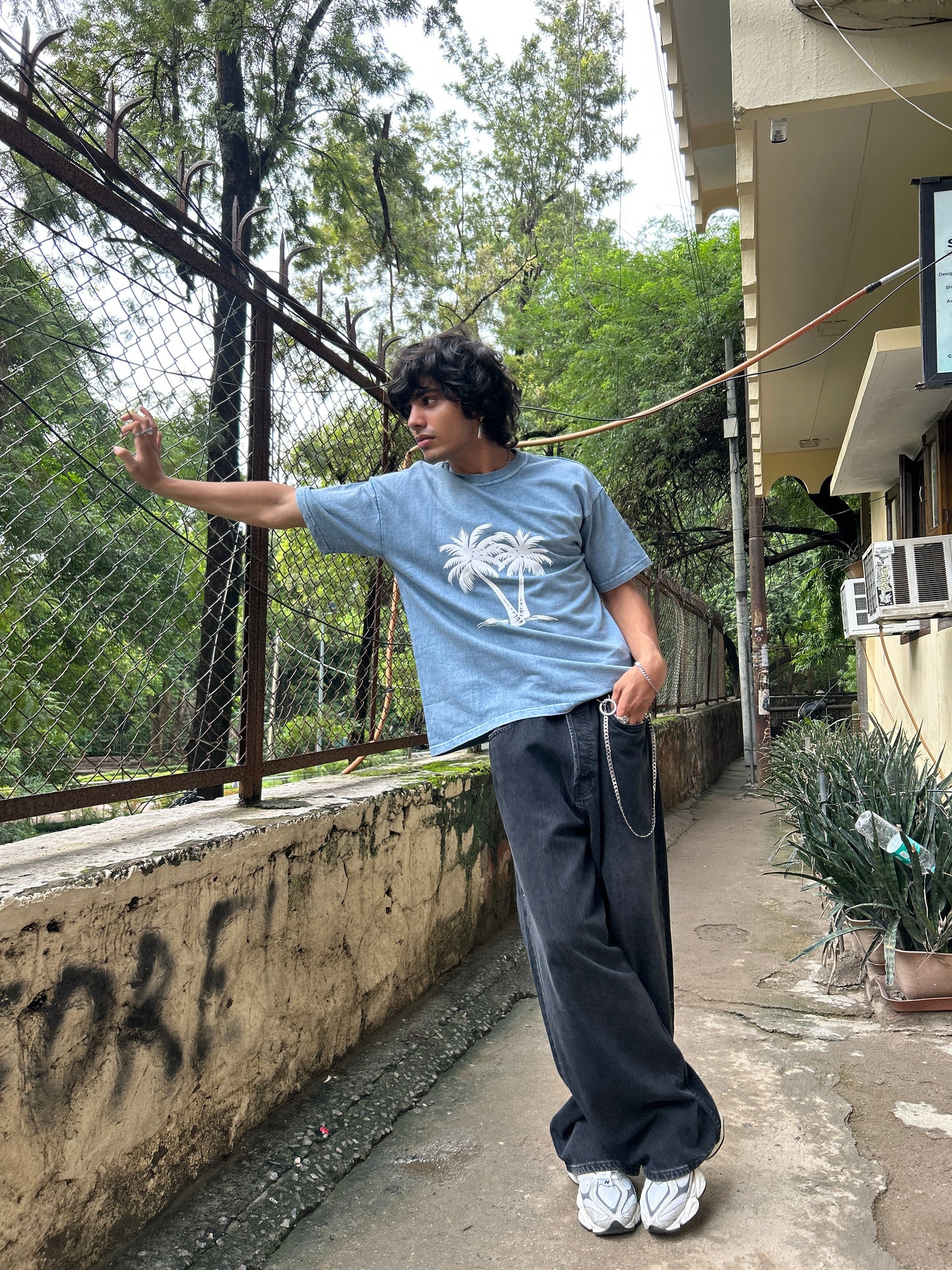 Minimal Palm Drift Tee